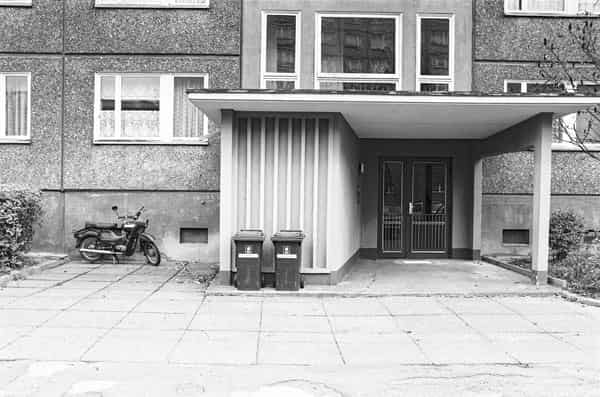 The entry to a typical DDR plate building